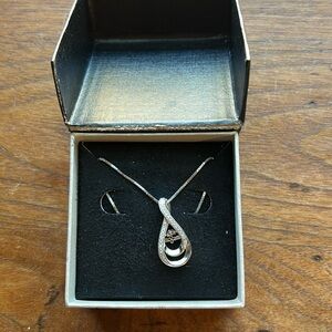 NIB teardrop necklace